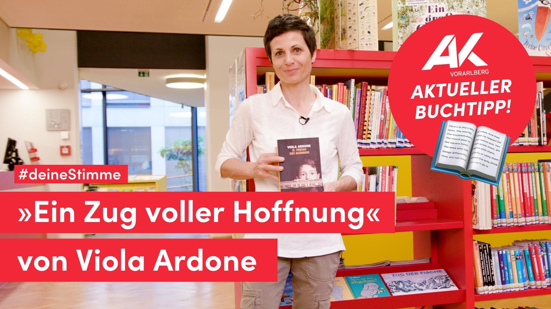 Ilaria mit dem Buch in der AK-Bibliothek Feldkirch